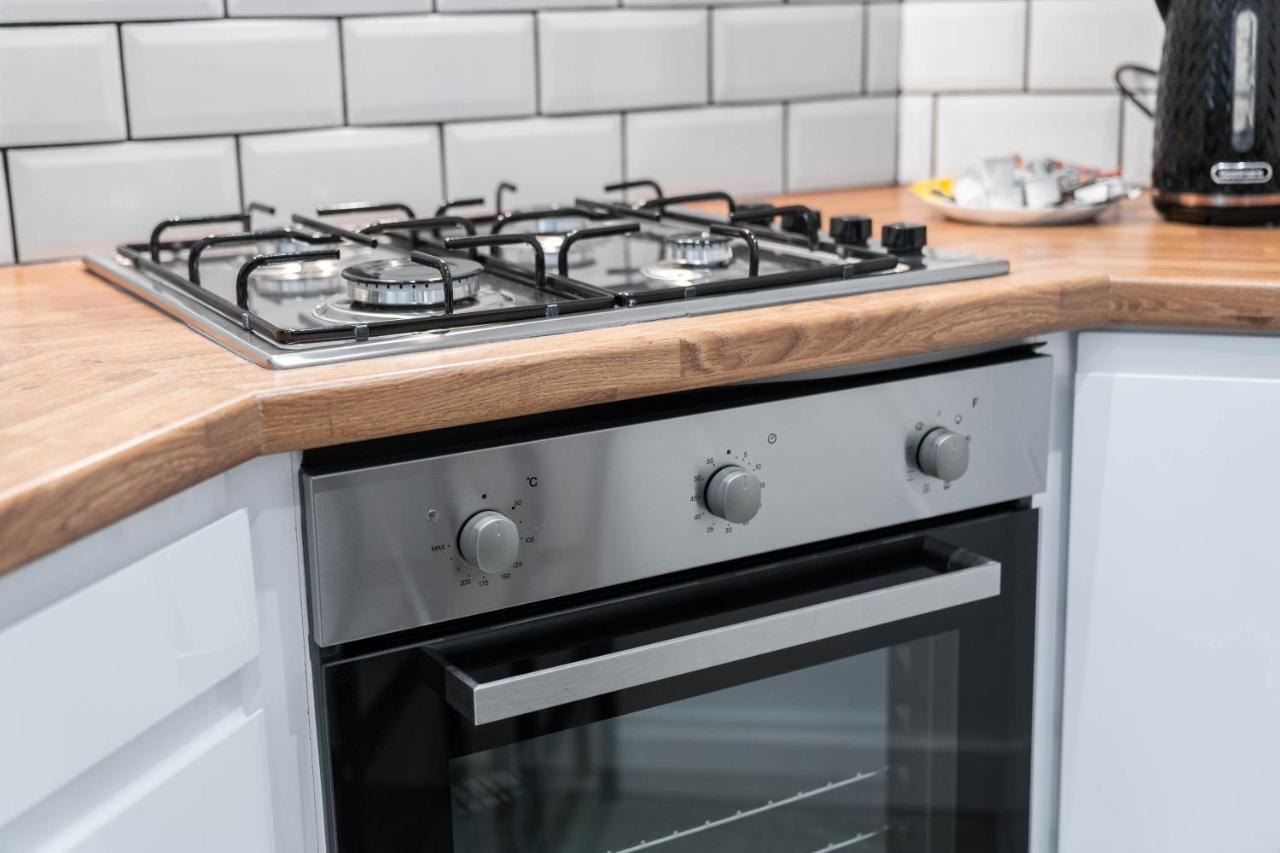 Two Bedroom Apartment - En Suites - Smart Tv'S - Wifi - Netflix - Bearwood バーミンガム エクステリア 写真