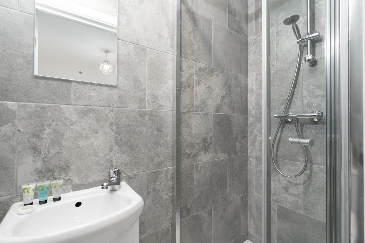 Two Bedroom Apartment - En Suites - Smart Tv'S - Wifi - Netflix - Bearwood バーミンガム エクステリア 写真